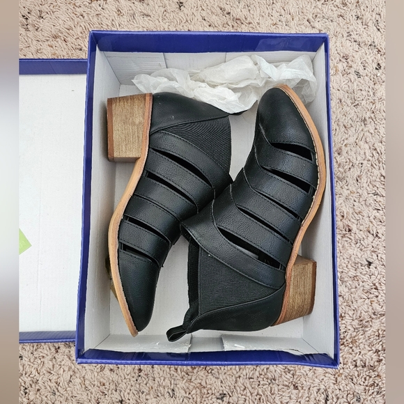 🖤Yoki paladino black ankle bootie like new!! - Picture 6 of 7